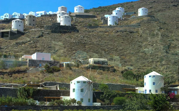 Mills Dan Rumah Rumah Putih Sisi Bukit Pulau Santorini Yunani — Stok Foto