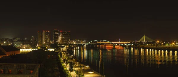 Belgrad, Sırbistan gece panoramik şehir manzarası ile nehir Sava ve binalar üzerinde köprüler. 