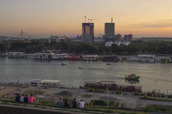 Kalemegdan Novi Beograd ilçesi (Yeni Belgrad) ve Sava nehri üzerinde akşam görünümü
