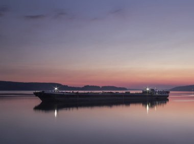 Şafakta Tuna Nehri'nde bir gemi