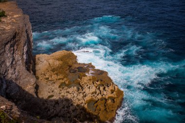 Nusa Penida, Endonezya dalga sıçramasına