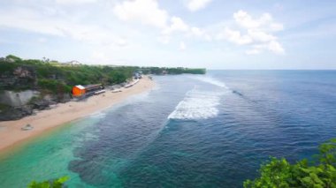 Tropik Cennet plaj kayalıkları ile Hint Okyanusu - Bali, Endonezya turkuaz kristal berraklığında su manzaraları