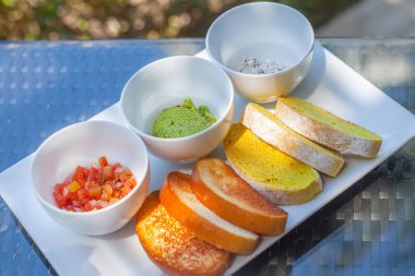 Üç tip sos pişmiş ekmek altı dilim beyaz tabak