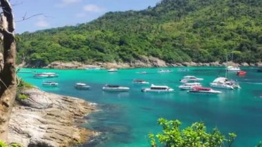 Tropikal Racha Island bakış açısından görüntüleyin. Kristal berraklığında su kayalar ve tekneler yakınındaki Phuket Tayland