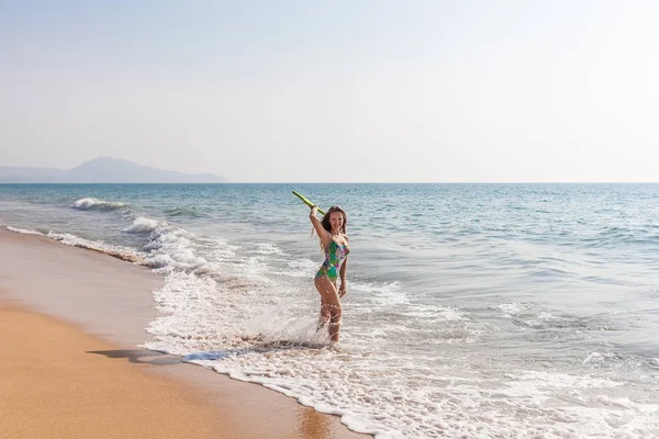 Piękna Kobieta Zarządu Stoi Morzu Zielone Śmiejąc Się Phuket Tajlandia — Zdjęcie stockowe