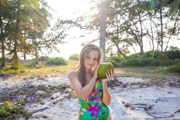 Styl Życia Lato Młody Dziewczyna Kokosowe Stojący Pobliżu Palmy Sobie — Zdjęcie stockowe