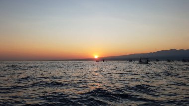 Dağların üzerinden deniz Sunrise