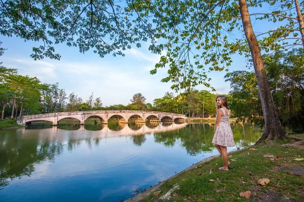 Дівчина біля озера з мостом — стокове фото