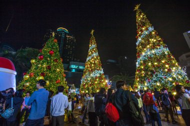 Orta Dünya shopping mall yakınındaki süslemeleri ile üç Noel ağaçları