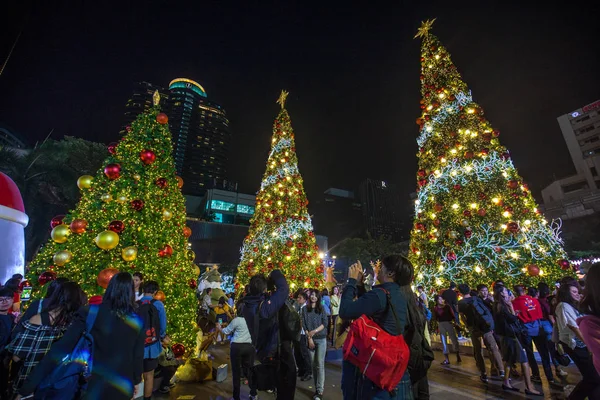 Orta Dünya shopping mall yakınındaki süslemeleri ile üç Noel ağaçları