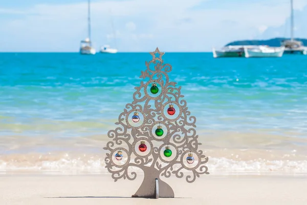 Houten Kerstboom Met Decoraties Permanent Aan Kust Van Zee Met — Stockfoto