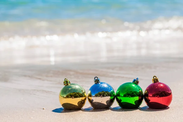 Quattro Palline Decorazione Multicolore Natale Sulla Riva Del Mare Sull — Foto Stock