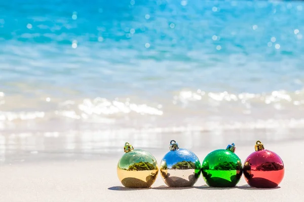 Quatro Bolas Decoração Multicoloridas Natal Litoral Com Areia Branca Água — Fotografia de Stock