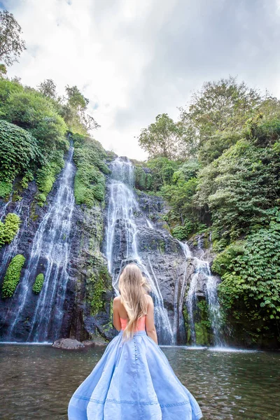 Молода жінка перед Banyumala twin водоспади — стокове фото