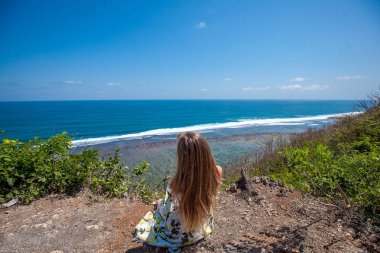 Kenarında oturan genç kadın