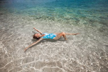 Arka denizde yüzme kadın