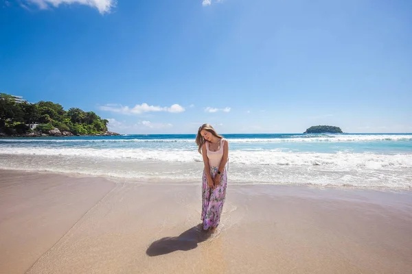 Dziewczyna w kwiatowy różowy spódnica maxi, spacery nad brzegiem morza — Zdjęcie stockowe