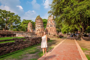 Kız Wat Mahathat Ayutthaya içinde antik kalıntılar arasında yürüyüş