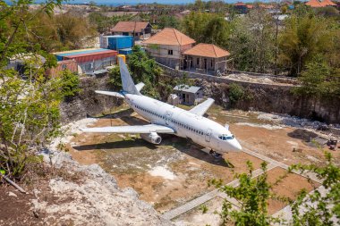 Büyük beyaz kayalar ve yeşil ağaçlar arasında yolcu uçağı terk edilmiş Bali Adası, Endonezya