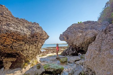 Mayo sahilde iki taş arasında genç kadın