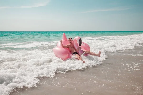 Człowiek Jest Zabawy Różowy Flaming Dmuchany Float Turkusowe Morze Białe — Zdjęcie stockowe