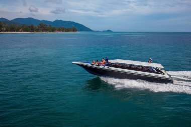 Sürat teknesi insanlarla. Tayland, Koh Samui, Ekim 2017