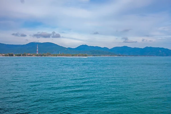Sürat teknesi ve tepeler ve dağlar arka planda ile mavi deniz