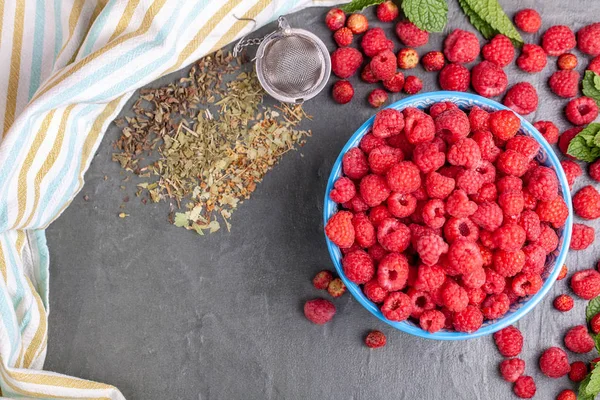 Kopje framboos met droge thee blad en gestreepte Lounge handdoek — Stockfoto