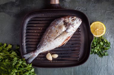 Baharat ve limon ile çiğ dorado balık. Üstte görüntü