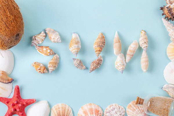 Слово солнце, написанное оболочками на синем фоне
