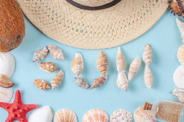 Mavi arka plan üzerine kabuklarla yazılmış güneş kelimesi