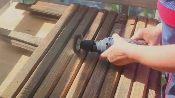 Metallbürste, die mit einer Schleifdüse am Bohrer für alterndes Holz bearbeitet wird — Stockvideo