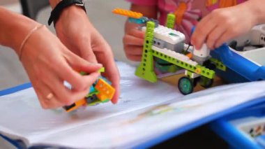 Anne ve çocuk lego tuğla küçük bir köpek oyuncak inşa