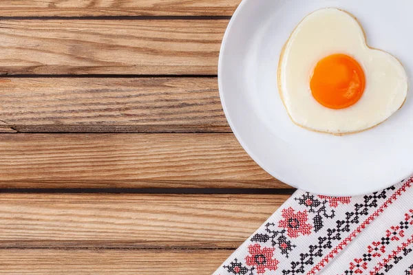 Café da manhã no dia dos namorados: ovo frito na forma de um coração — Fotografia de Stock