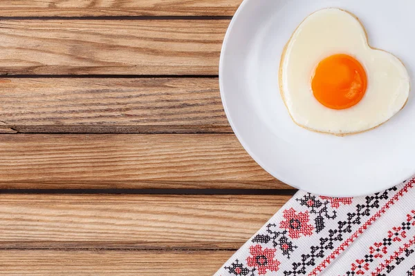 Petit déjeuner le jour de la Saint-Valentin : oeuf frit en forme de cœur — Photo