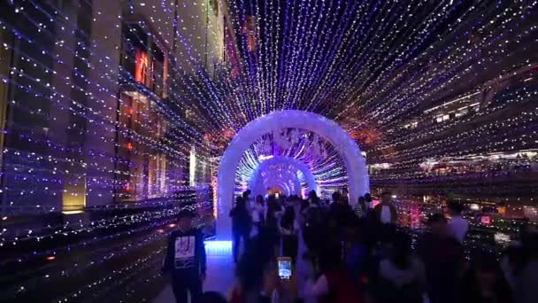 Бангкок, Таїланд-19 грудня 2017: люди, що йдуть через декоративний тунель — стокове відео
