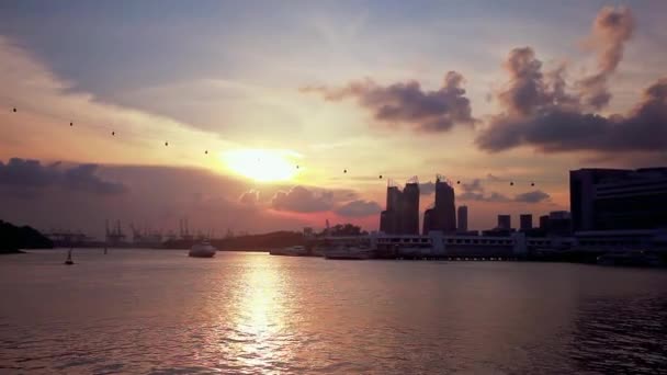 Sonnenuntergang an der Hafenbucht in Singapore mit einer Seilbahn nach Sentosa — Stockvideo