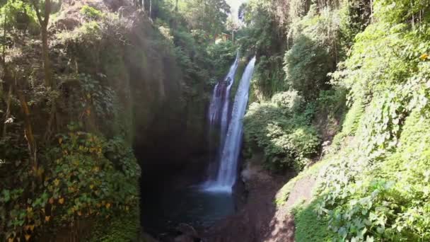 Cascada de Bali Aling-aling entre verdes árboles de la selva tropical, mientras que el día soleado — Vídeo de stock