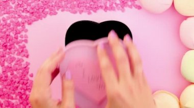 Kız arkadaşına aşk hediyesi yapan kadın elleri ile seni seviyorum tabela etiket