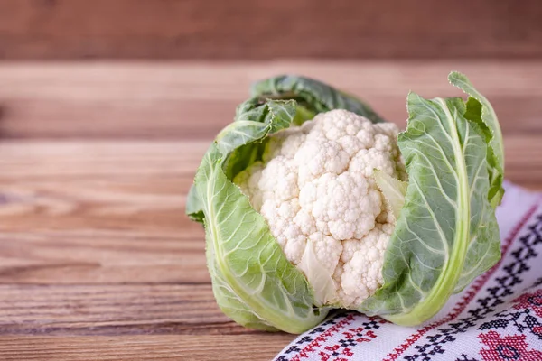 Ahşap arka plan üzerinde ham karnabahar