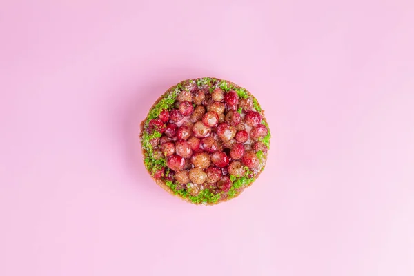 Closeup of wild strawberry tart dessert on pink background. Delicious food. — Stock Photo, Image