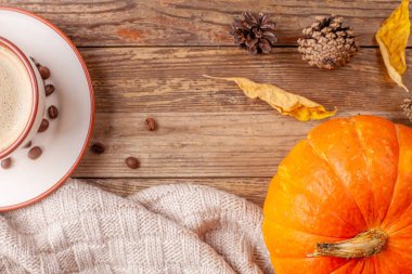 Kabak ile ahşap arka plan üzerinde kahve çekirdekleri ile kahve Fincan