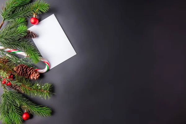 Navidad decoración fondo negro con tarjeta en blanco —  Fotos de Stock