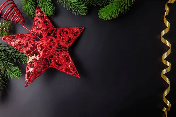 Kerst decoratie zwarte achtergrond met TreeTop Red Star — Stockfoto
