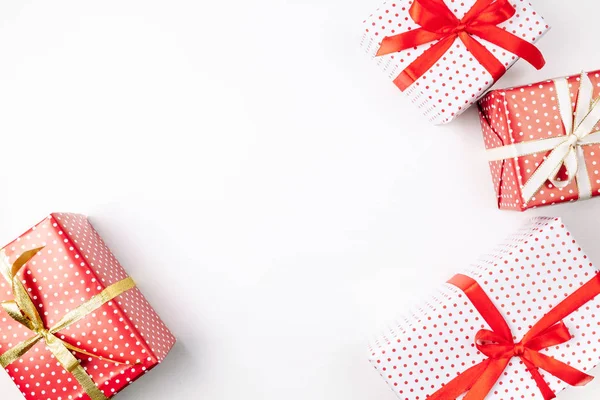 Top uitzicht van handgemaakte kerstcadeau dozen met linten op witte achtergrond — Stockfoto