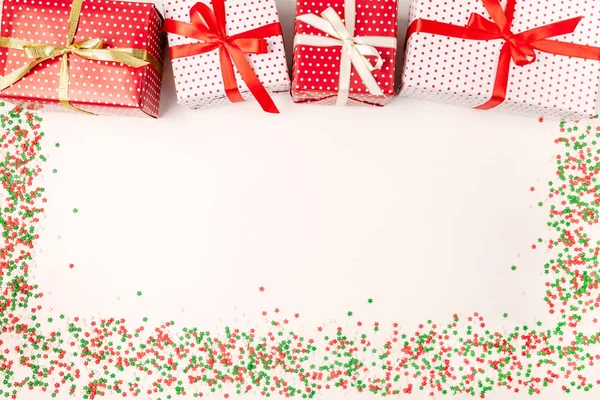 Kerst geschenkdozen met linten en sparkles op witte achtergrond. — Stockfoto