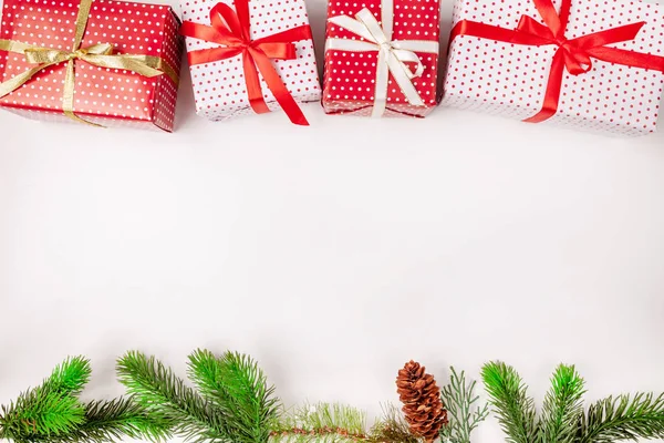 Kerst geschenkdozen met linten Fir Tree takken en kegel op witte achtergrond — Stockfoto