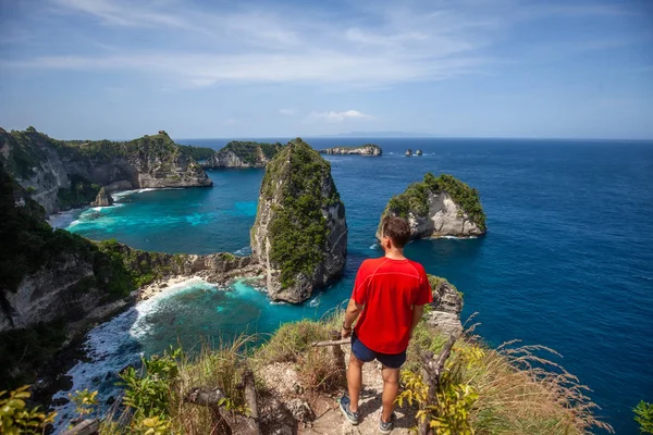 Boldog ember állt, és keresi a rock Thousand Island nézőpont Nusa Penida — Stock Fotó