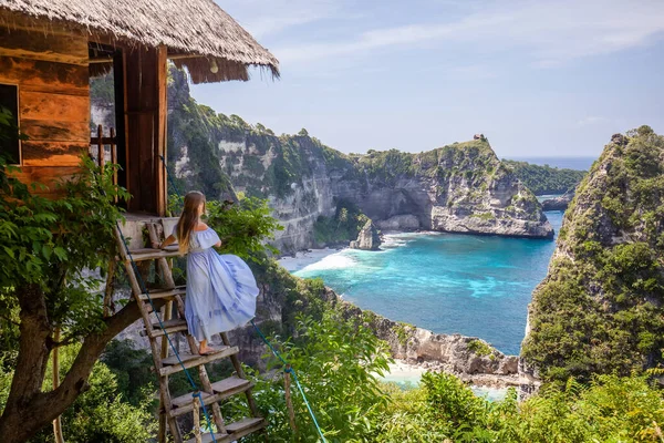 Gelukkige vrouw staat in de buurt van boomhut op uitkijkpunt Duizend Eiland Nusa Penida — Stockfoto