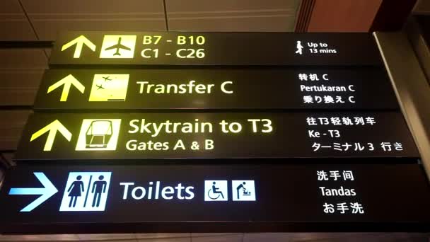 Information riktningar tecken i Singapore internationella flygplats Changi — Stockvideo
